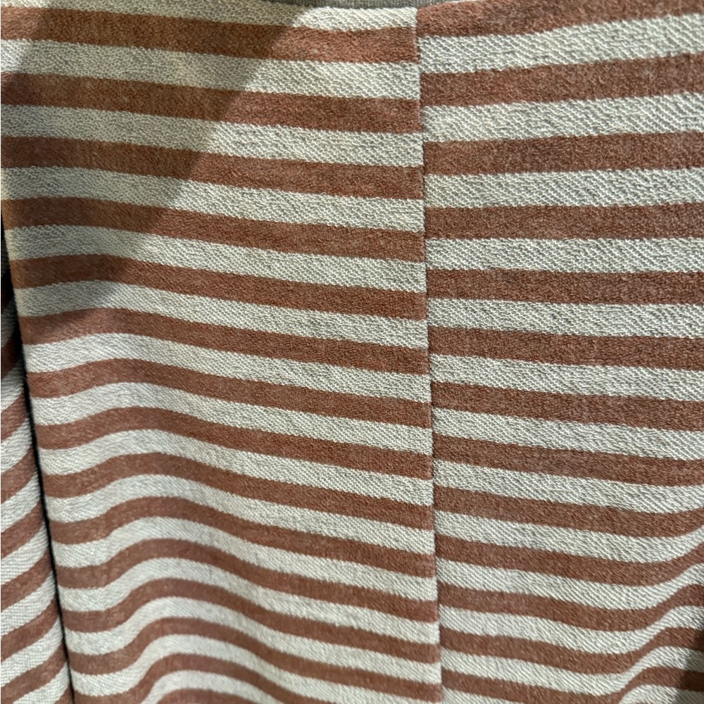 Peak-a-boo shoulder short sleeve sweater - Picture 5 of 6